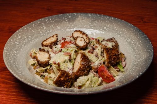 Salata Caesar cu pui crispy